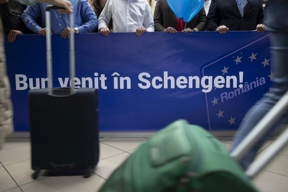 România a intrat în Spațiul Schengen aerian și maritim. Momentul în care primele persoane trec fără controlul pașapoartelor pe Aeroportul Otopeni. „Extinderea terestră va fi politică”