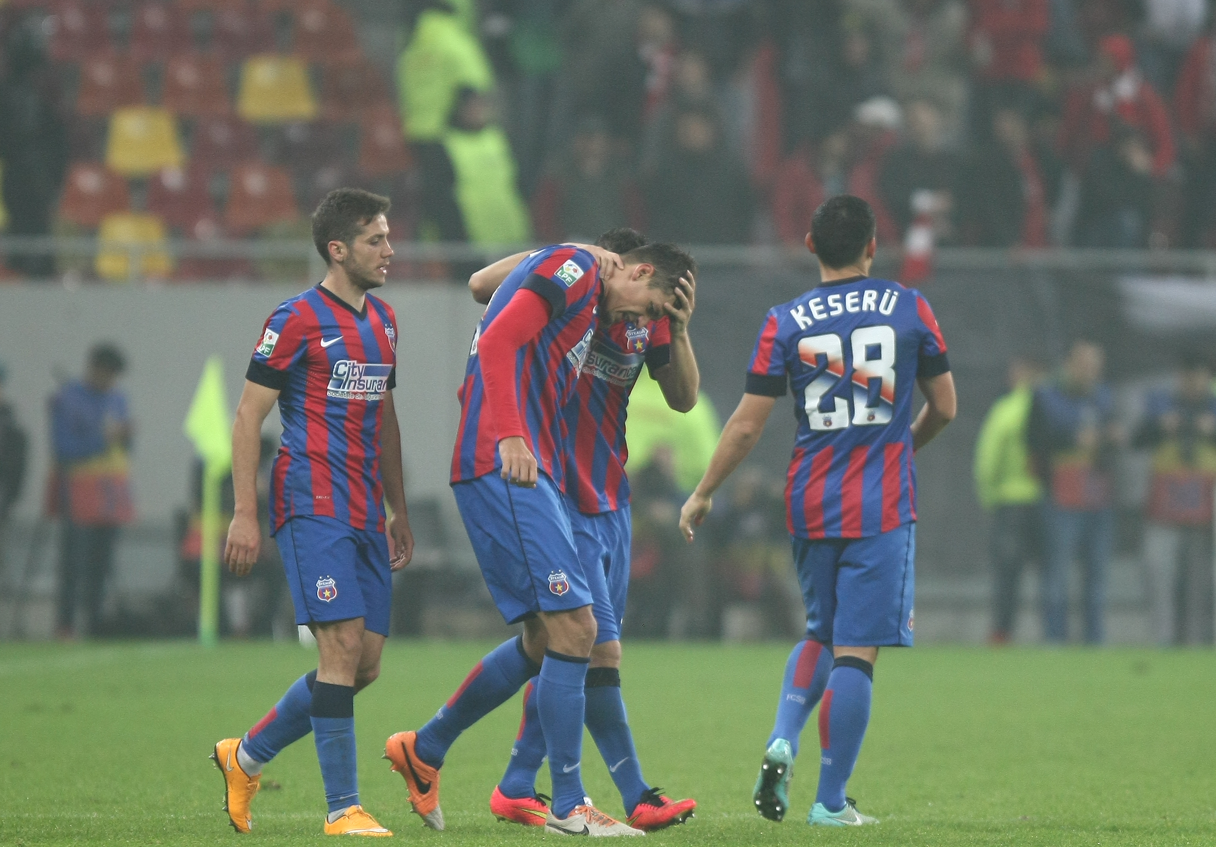 GALERIE FOTO&VIDEO/ DERBY-UL ROMÂNIEI, STEAUA - DINAMO 3-0. ^ Echipa din Ghencea i-a speriat pe ”câini” de Halloween! Szukala, Papp și Keșeru au înscris pentru roș-albaștri. Arlauskis și Bărboianu, loviți de petardele aruncate de suporteri. Băiatul lui Florentin Petre a debutat la Dinamo