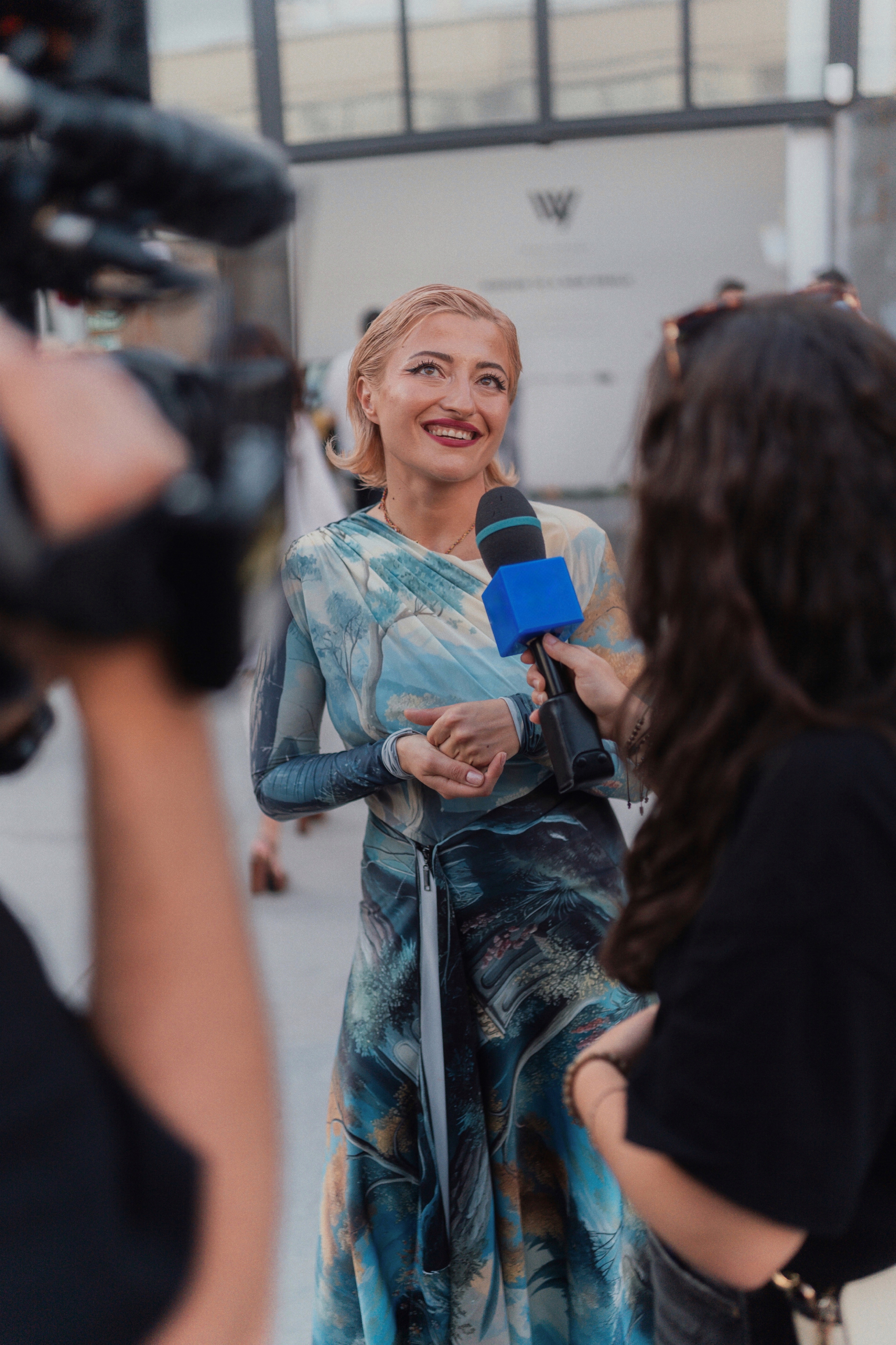 Irina Voinea, designerul care a avut curajul să lanseze o colecție de haine cu ajutorul inteligenței artificiale. „AI-ul mi-a deschis o nouă lume”/ EXCLUSIV