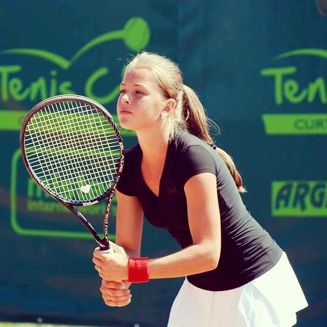 TENIS / Caz NEBUN: un antrenor român și-a BĂTUT fata chiar pe terenul de joc!
