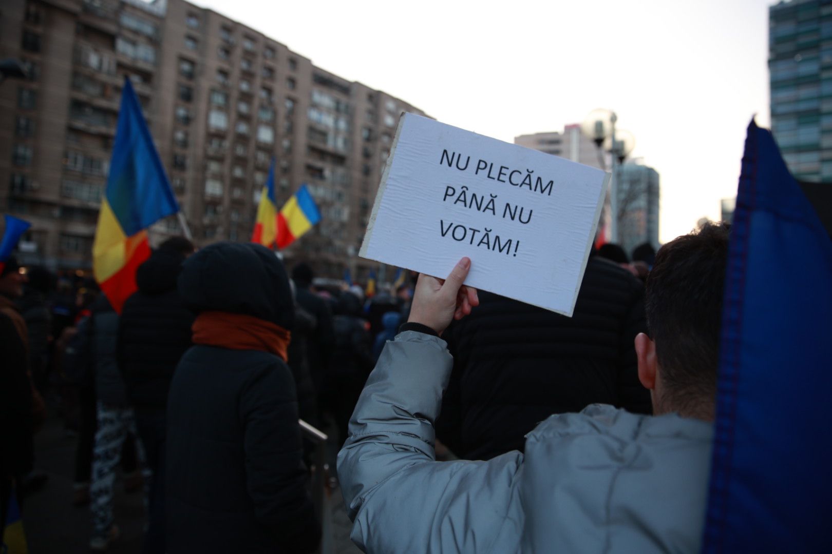 LIVE TEXT: Zeci de mii de oameni la protestul organizat de AUR în București. Mai mulți protestatari aveau asupra lor cuţite, bricege și substanţe interzise