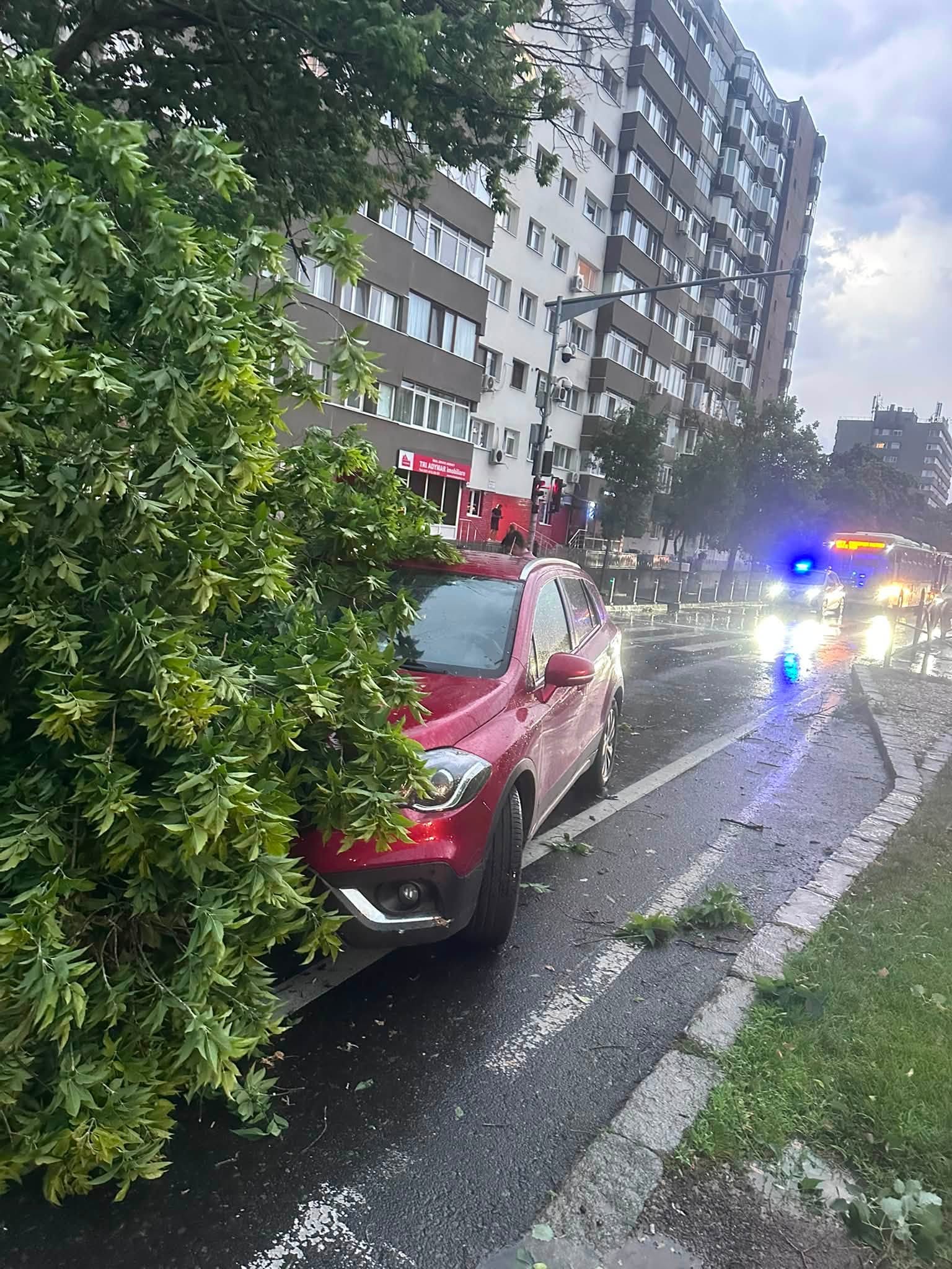 Furtună puternică în București: ANM a emis un cod portocaliu de vijelii și grindină pentru această seară. A fost emisă avertizare RO-Alert