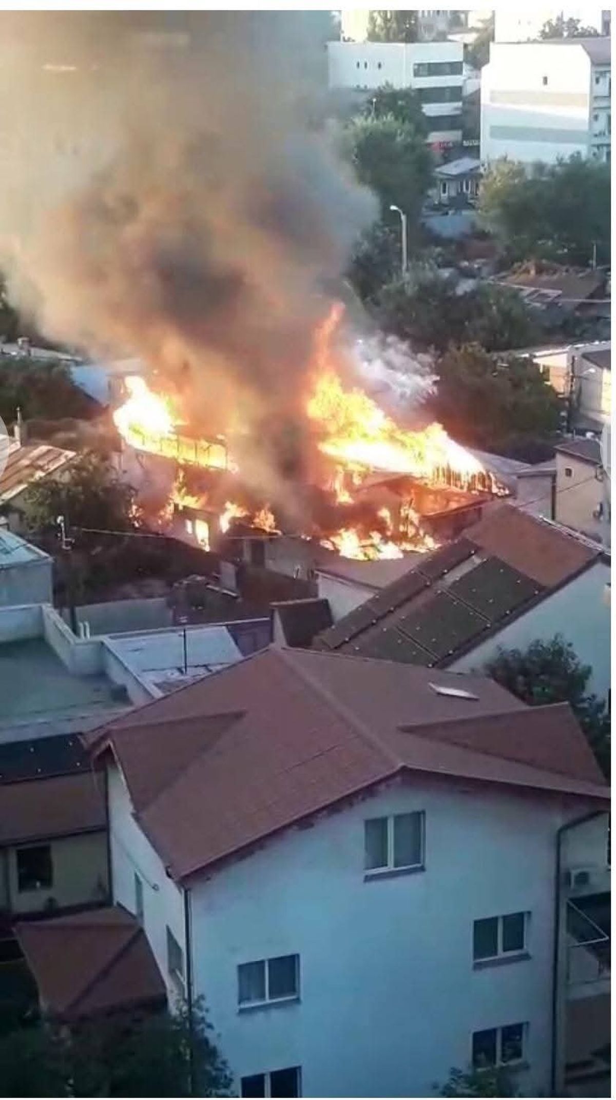Incendiu la mai multe case din sectorul 2 din București: au fost mobilizate 11 autospeciale ale pompierilor