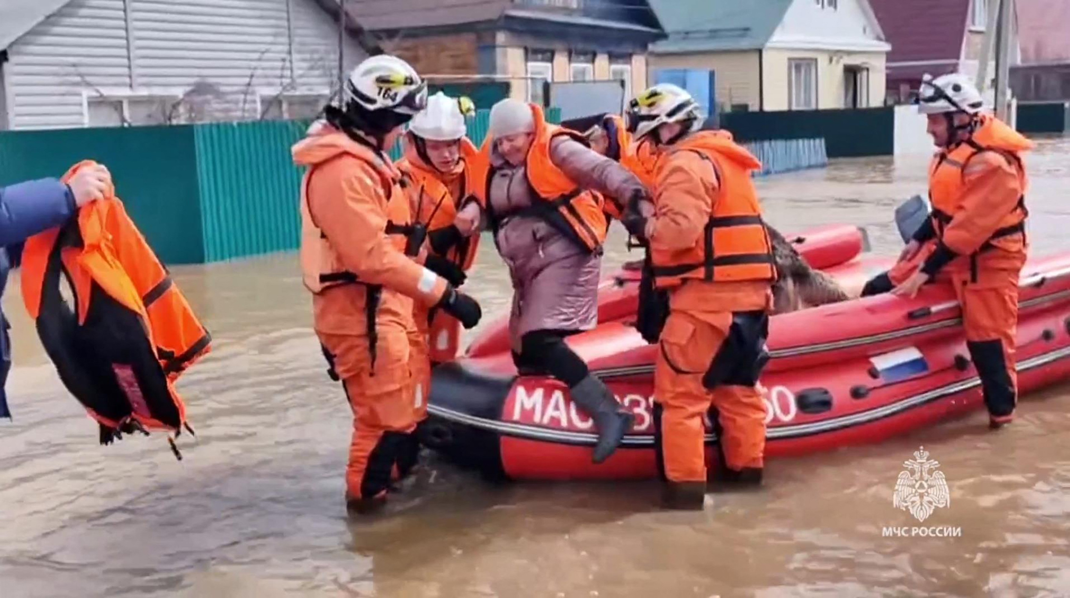 Inundații puternice într-o regiune rusă din Urali după ruperea unui baraj. Rusia anunță că a evacuat 4.000 de oameni
