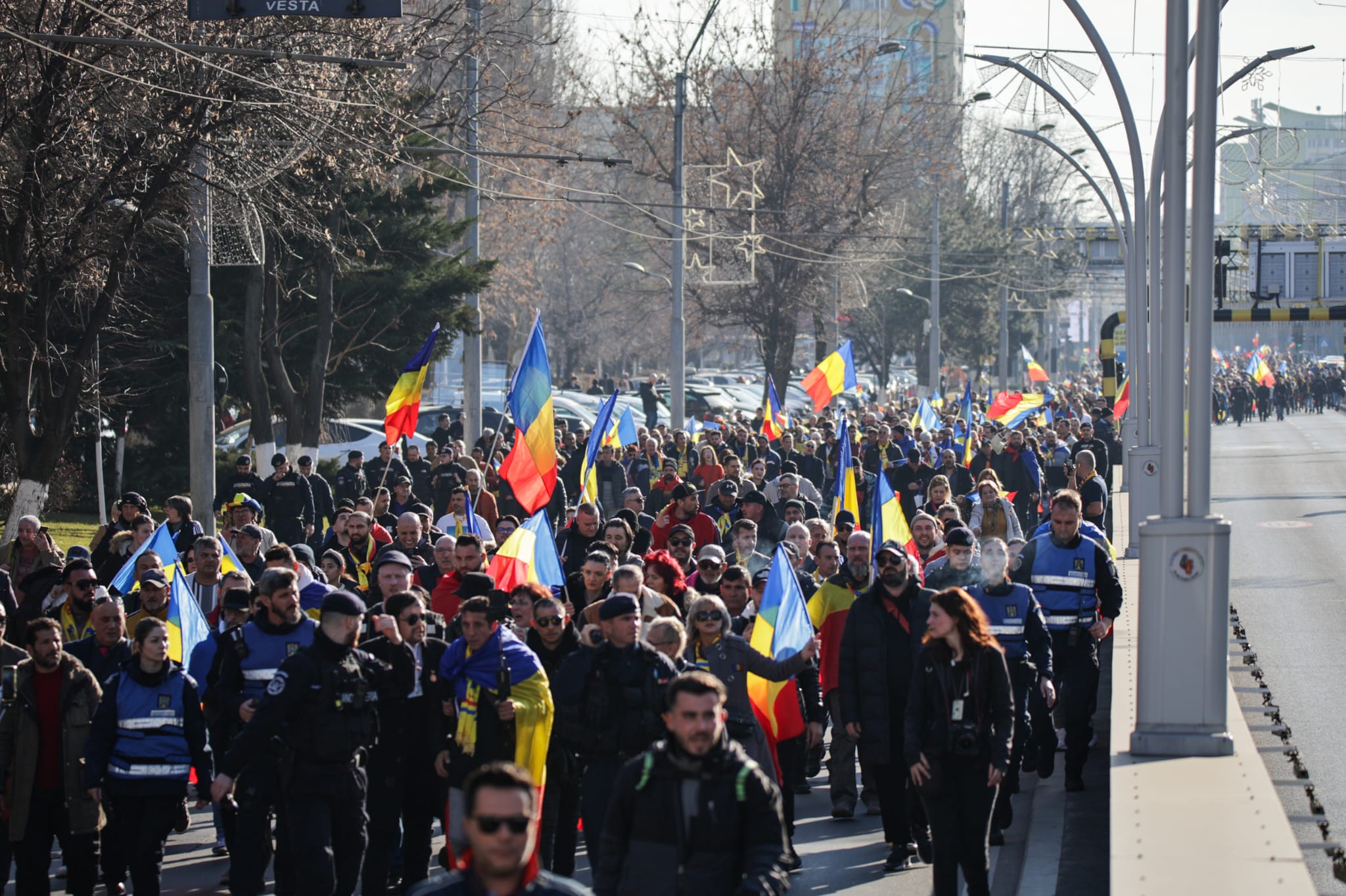 Oameni urcați pe blocuri în București ca să vadă marșul susținătorilor lui Călin Georgescu