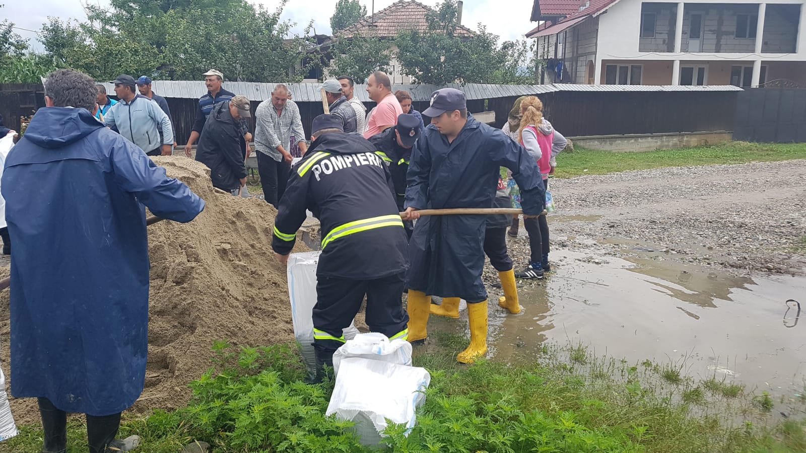 Aproape 70 de oameni au fost evacuați de jandarmi din case în Băbeni, Vâlcea. Râul Bistrița a ieșit din matcă / FOTO