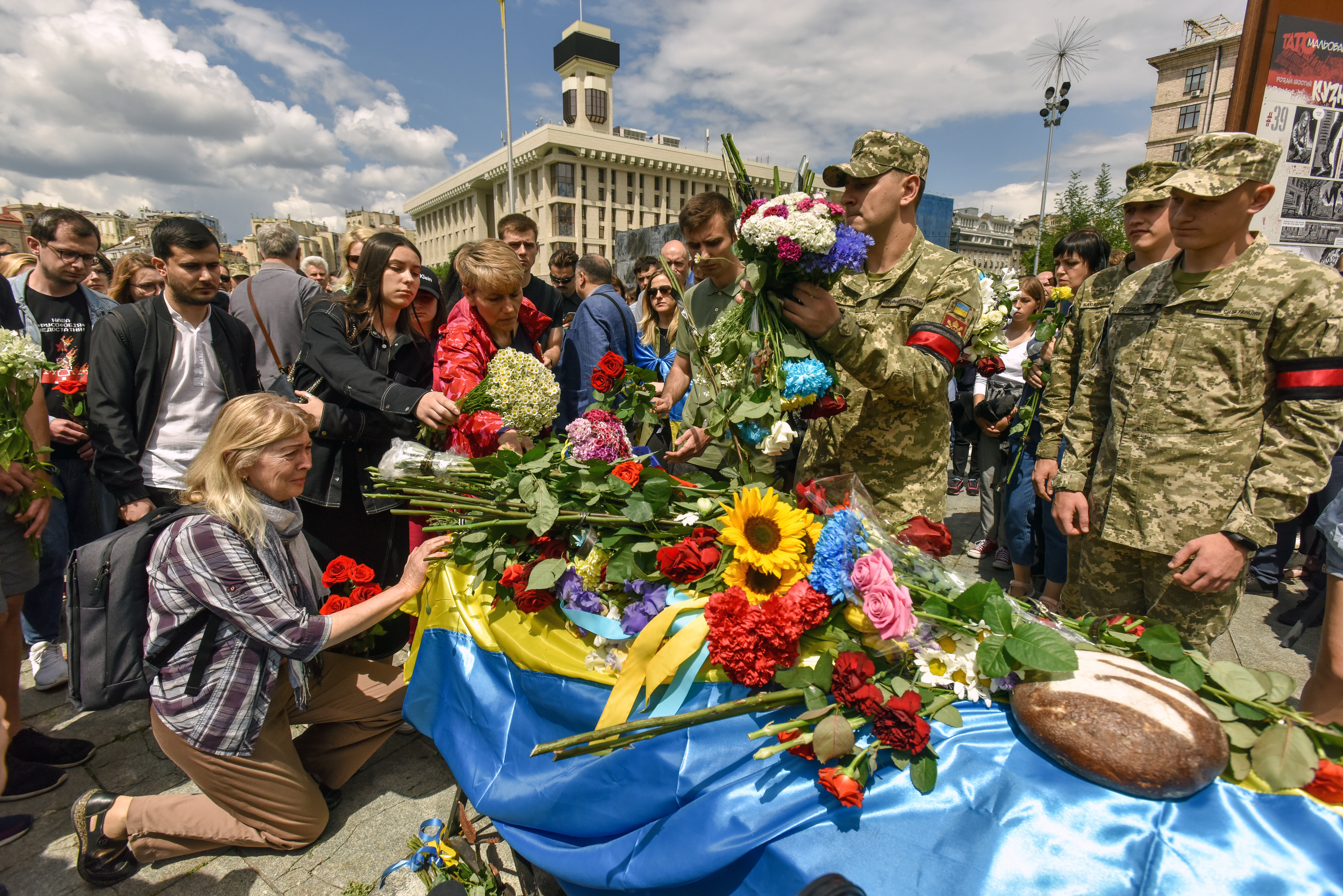 Sute de ucraineni au participat la Kiev la înmormântarea unui tânăr activist, ucis în estul Ucrainei