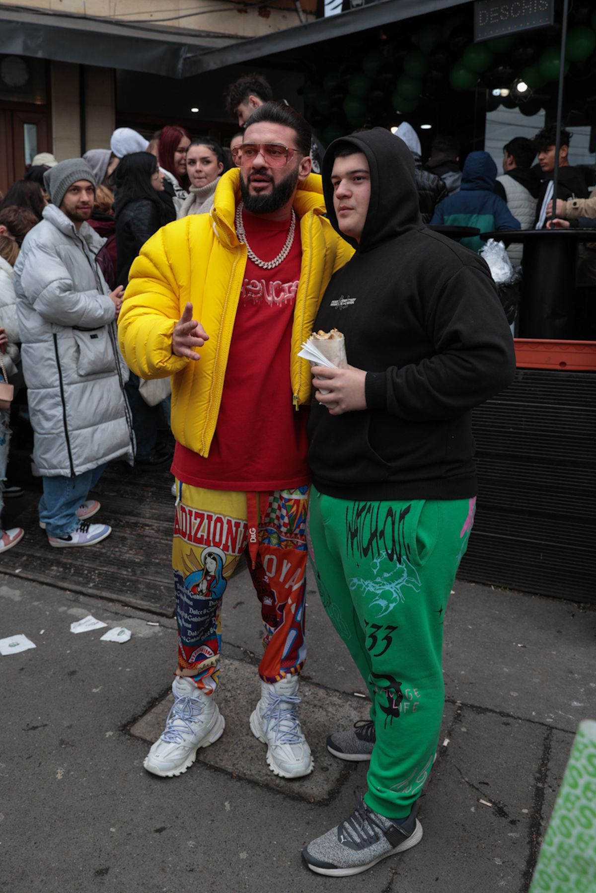 Noi cozi la un fast-food din București, unde Dorian Popa a anunțat că dă șaorma gratis