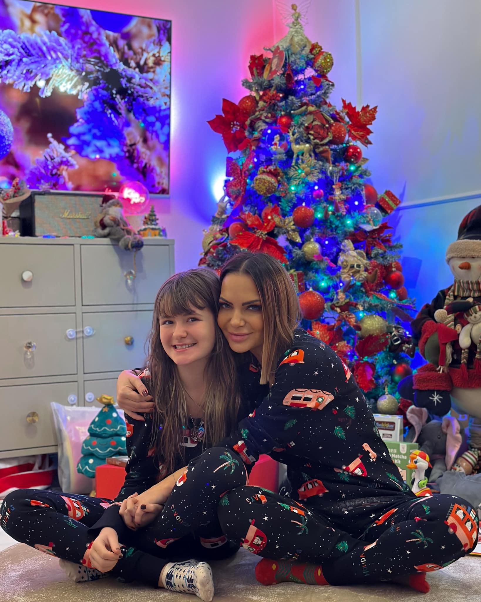 Imagini din apartamentul în care Andreea Antonescu locuiește cu cele două fetițe. Și-a decorat casa în culori vesele