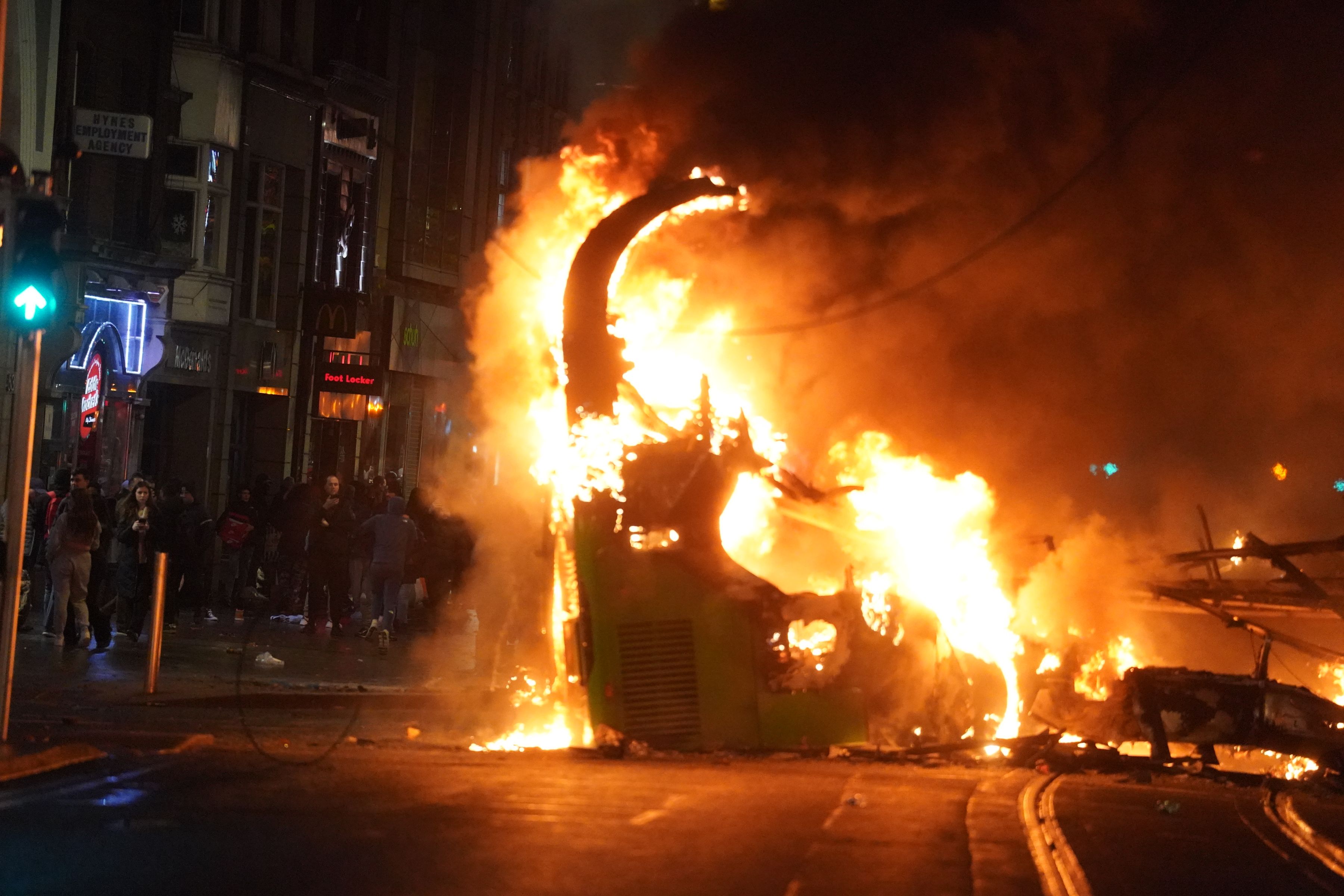 Dublin s-a confruntat cu o noapte de violențe la un nivel „nemaivăzut de zeci de ani”. Zeci de persoane, arestate. De la ce a pornit totul