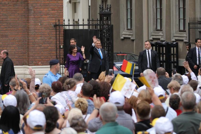 Carmen Iohannis și-a schimbat ținuta la vizita Papei Francisc la Catedrala Mântuirii Neamului. Cum s-a îmbrăcat prima doamnă a României | FOTO