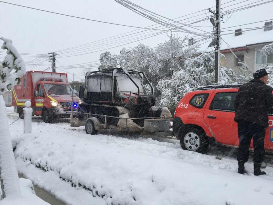Femei însărcinate, blocate în zăpadă în județul Galați. Au fost salvate cu șenilata