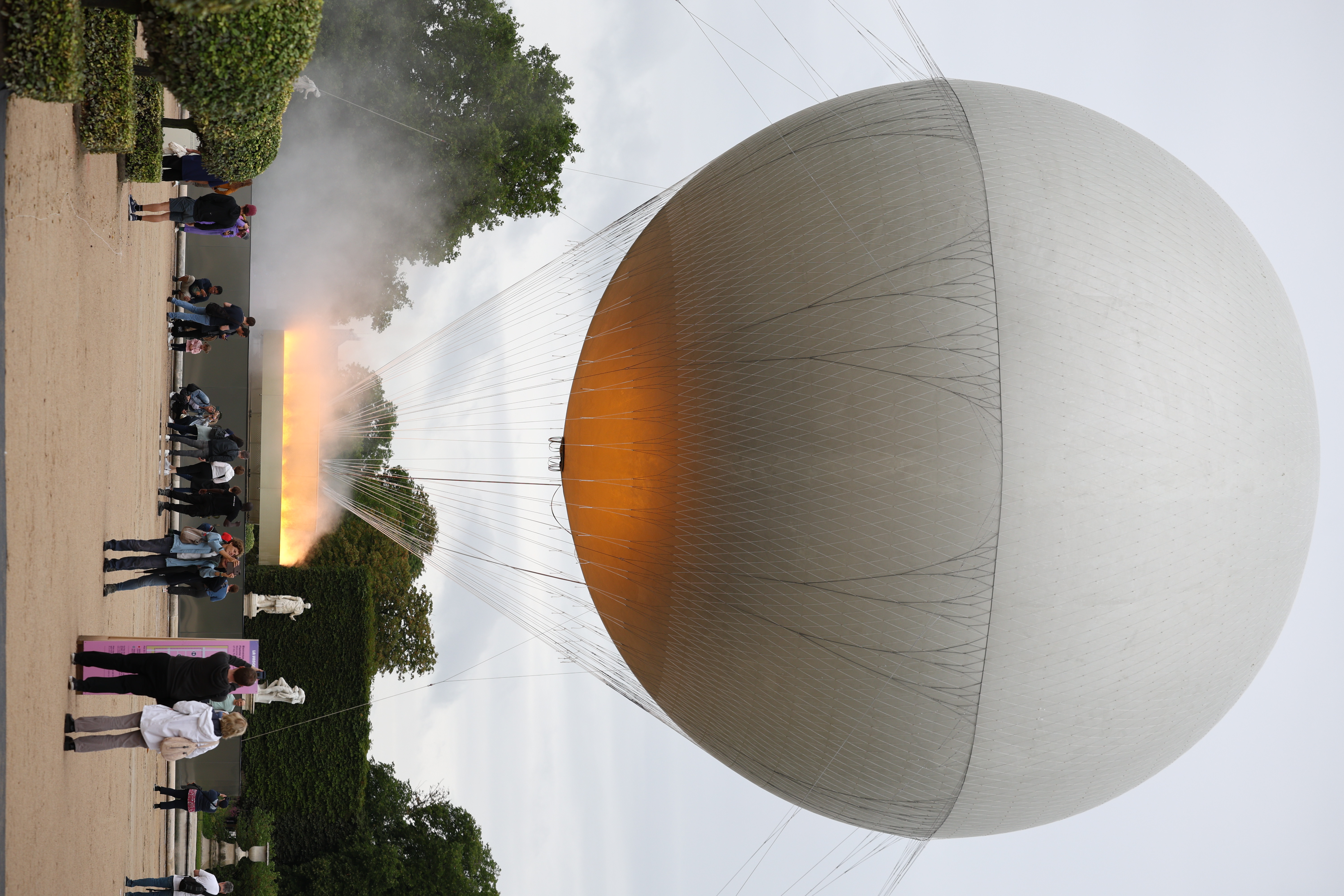 Flacăra olimpică de la JO 2024 arde pe cerul Parisului sub un balon. O inovație tehnică ce folosește electricitate pentru a imita un foc real