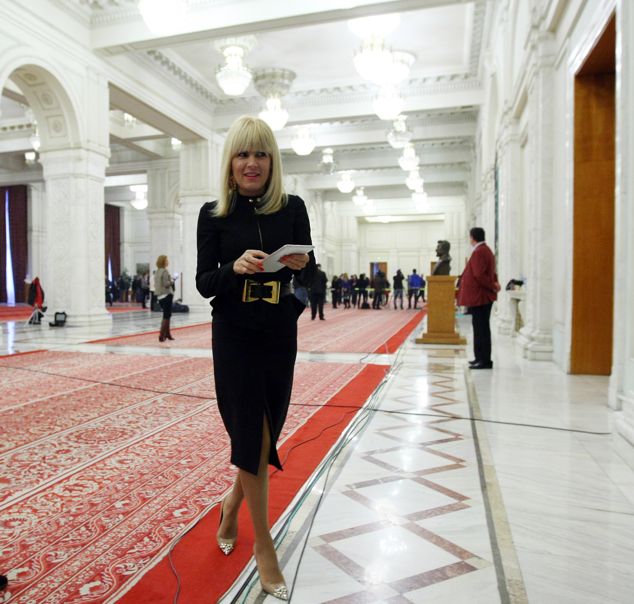 Atunci și acum: Elena Udrea, de la consiliera lui Băsescu, la cel mai vizibil ministru al Turismului și solicitant de azil politic, în lupta cu Justiția