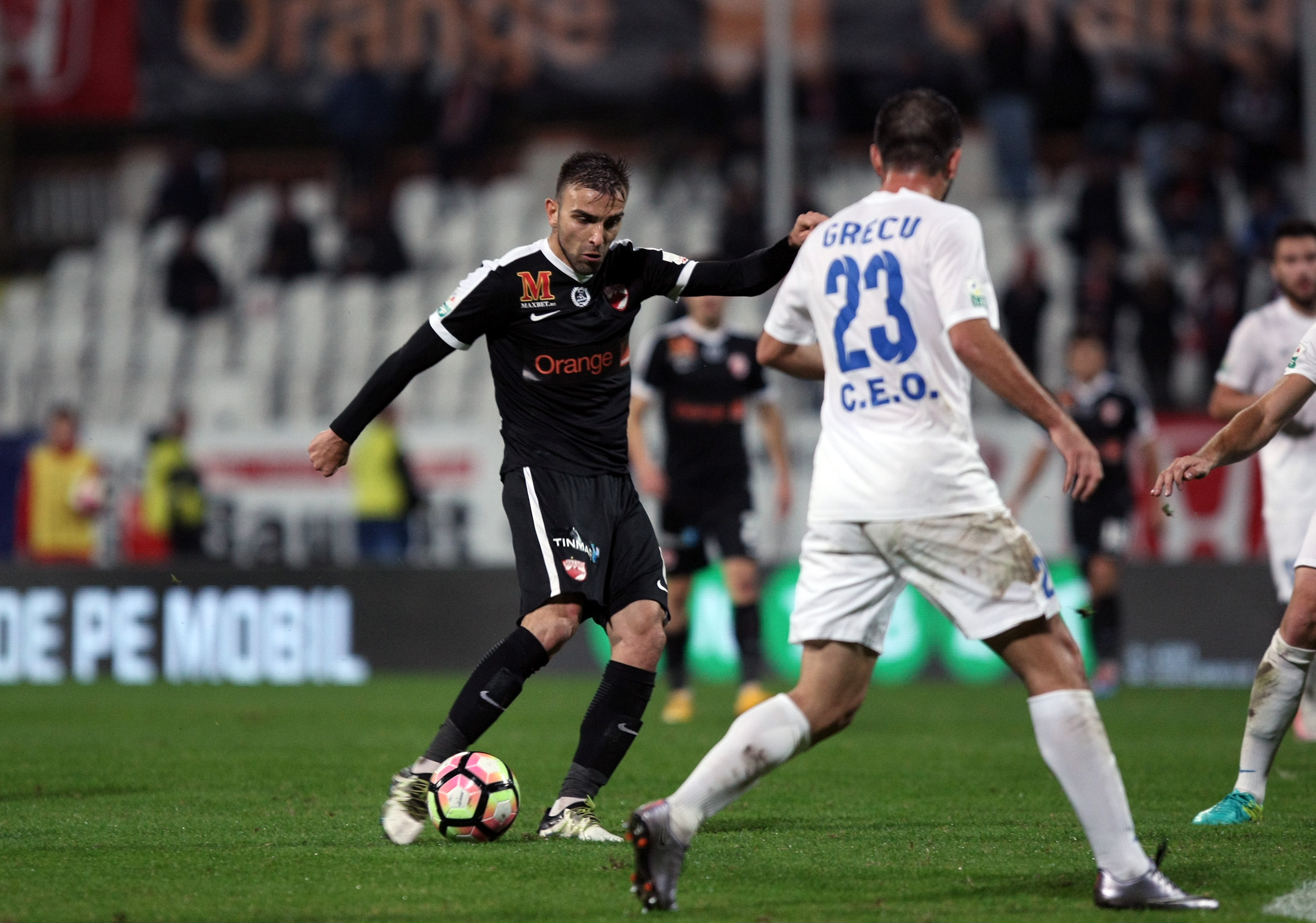 Liga 1, etapa 13. Dinamo - Pandurii 4-0. Autogol incredibil Lazar, ”dublă” Lazăr, plus Palici. ”Câinii”, în negru, în memoria lui Titi Frățilă. Fanii i-au cerut demisia lui Ando / VIDEO