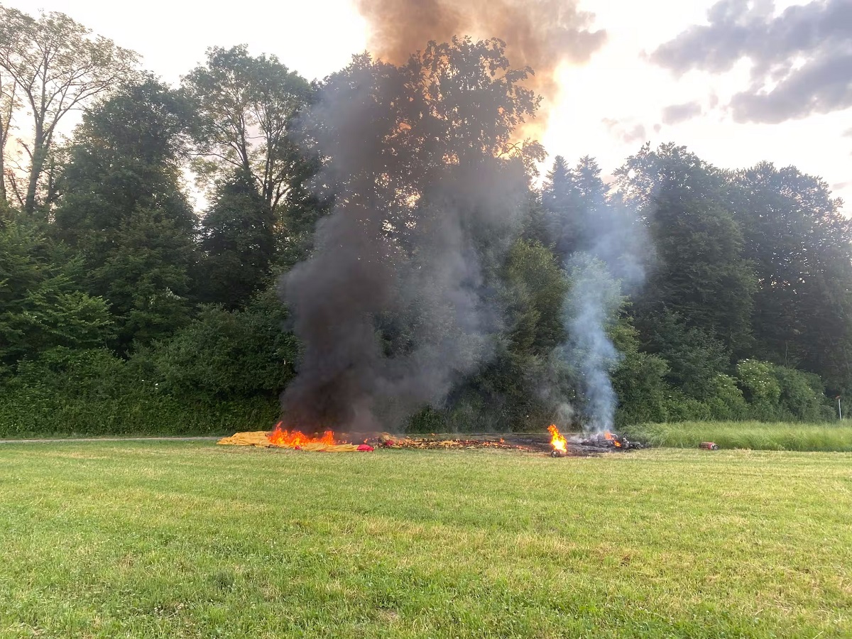 Un balon cu aer cald a luat foc și a căzut imediat după decolare, lângă o șosea din Elveția. Șapte victime, 4 femei și 3 bărbați