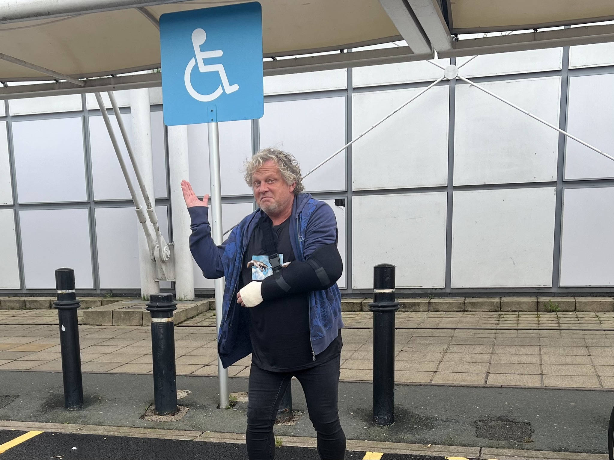 Leonard Miron a ajuns la spital cu mâna ruptă și o coastă fisurată: „M-am împiedicat și am alunecat vreo 4-5 trepte”