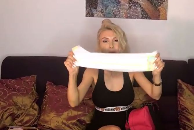 Ce are Andreea Bălan în geantă. "Mai slăbuț cu banii" | FOTO
