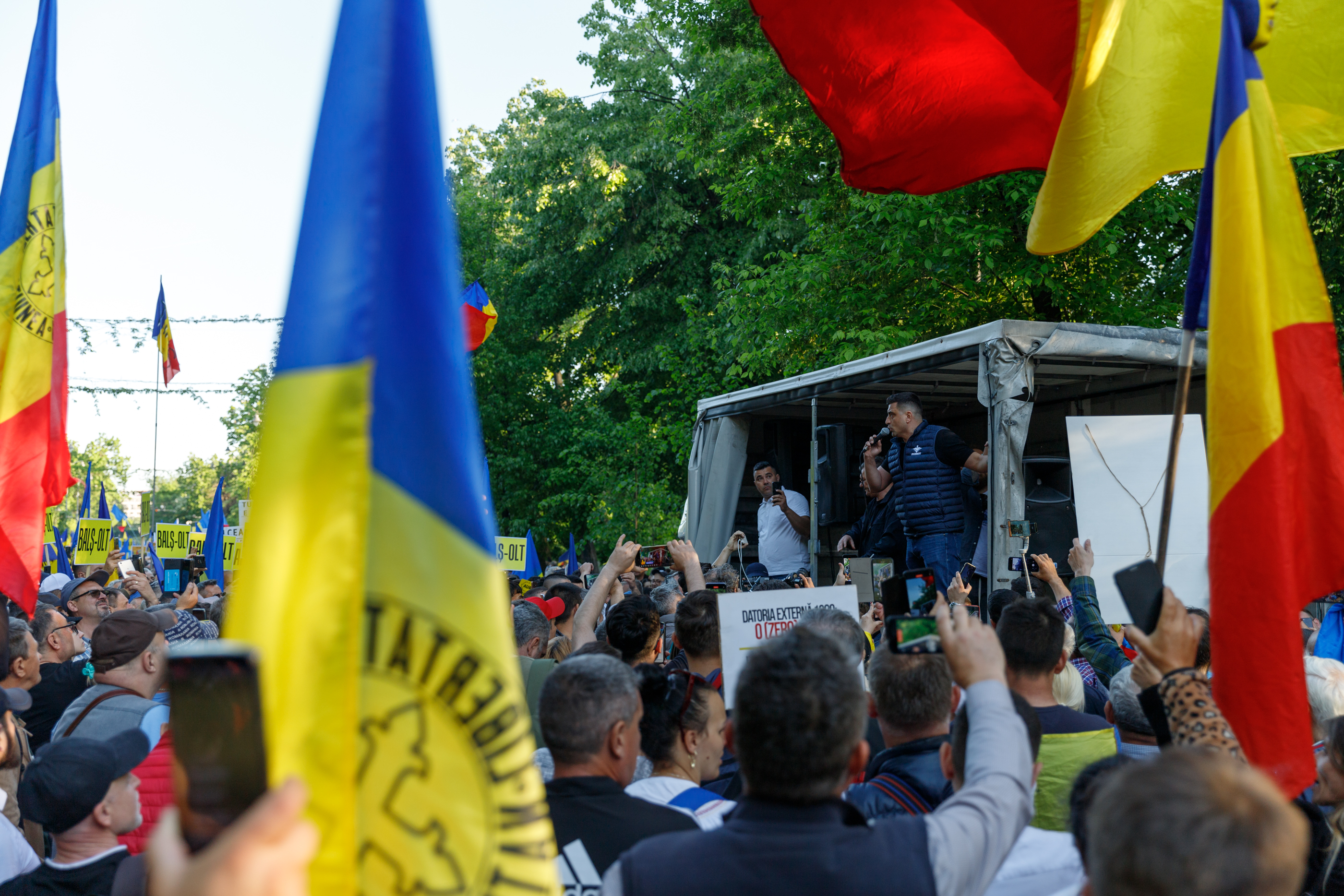 REPORTAJ. Am mers patru ore alături de protestatarii AUR. Ce i-a motivat să vină de la sute de km distanță la chemarea singurului lider de partid din România care e pomenit de susținători pe numele mic: „George”