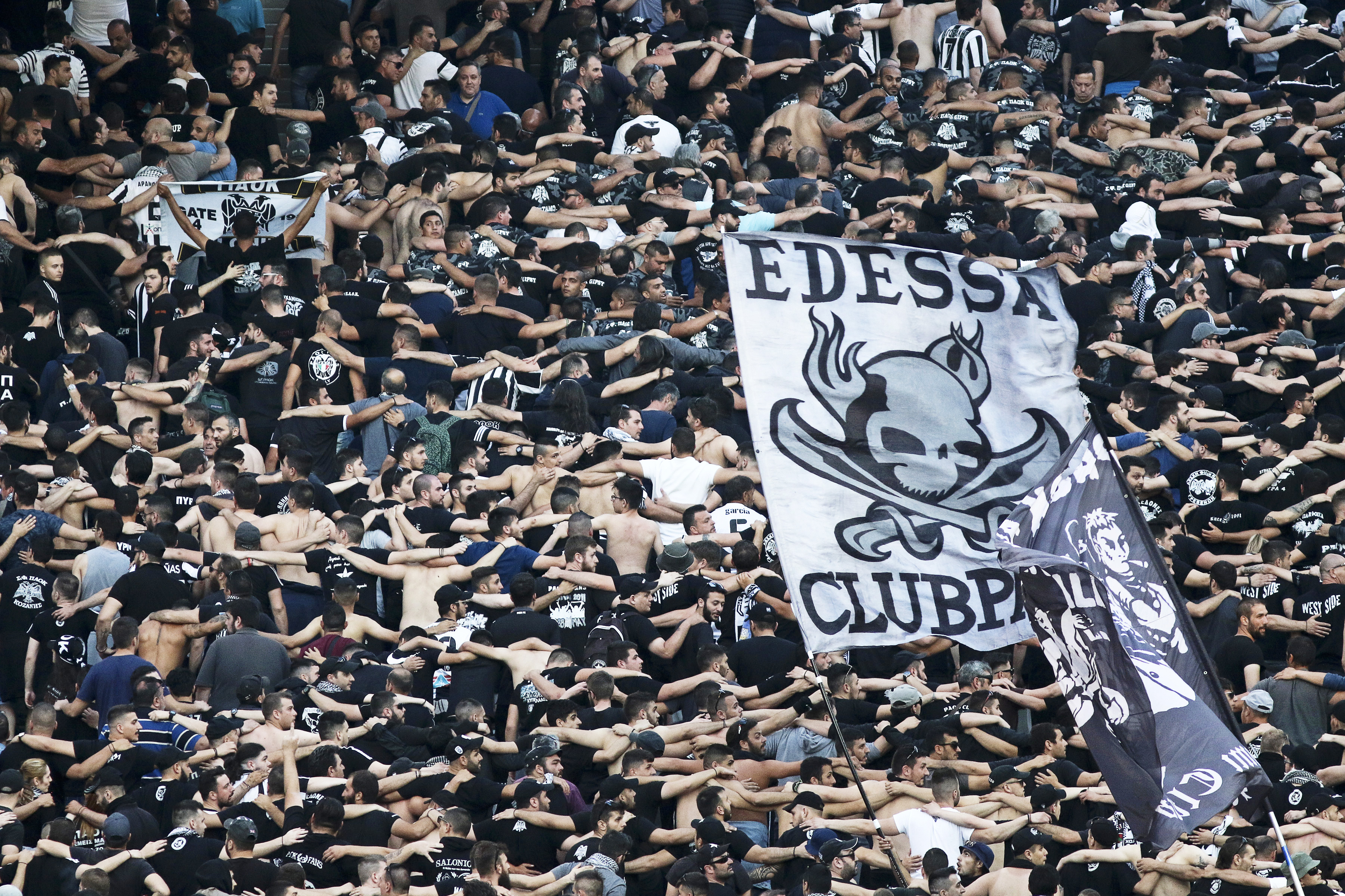 Finala Cupei Greciei, PAOK Salonic - AEK Atena 2-0. Primul trofeu pentru Răzvan Lucescu în Grecia. Mașini incendiate și focuri de armă! | FOTO&VIDEO