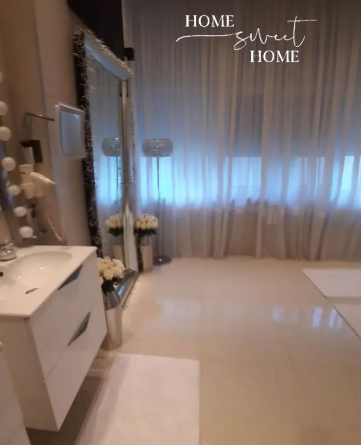 Imagini cu casa în care locuiește Oana Zăvoranu. Vila este plină de oglinzi și cristale Swarovski: „Ai senzația că intri la Versailles”