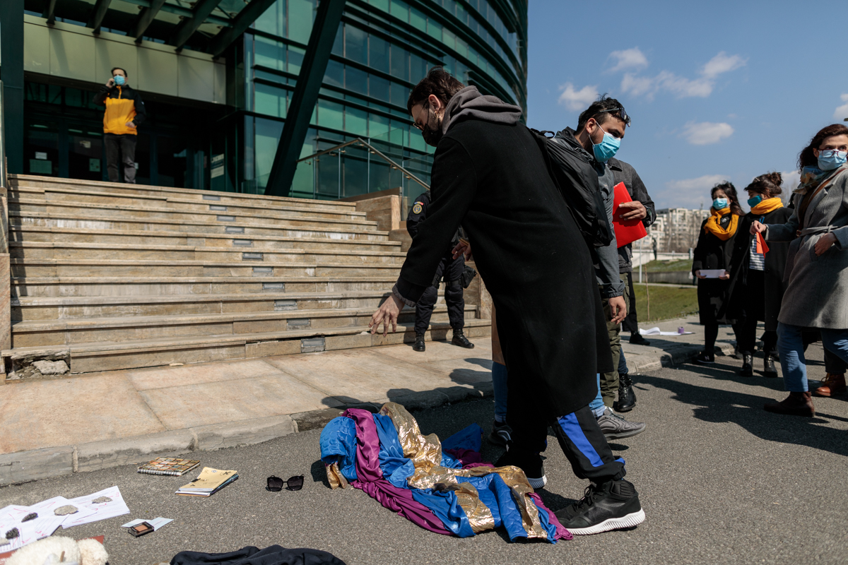 „Ne chinuim să supraviețuim”, spun artiștii independenți. Protest cu recuzită, creioane, partituri și borcane la Ministerul Culturii