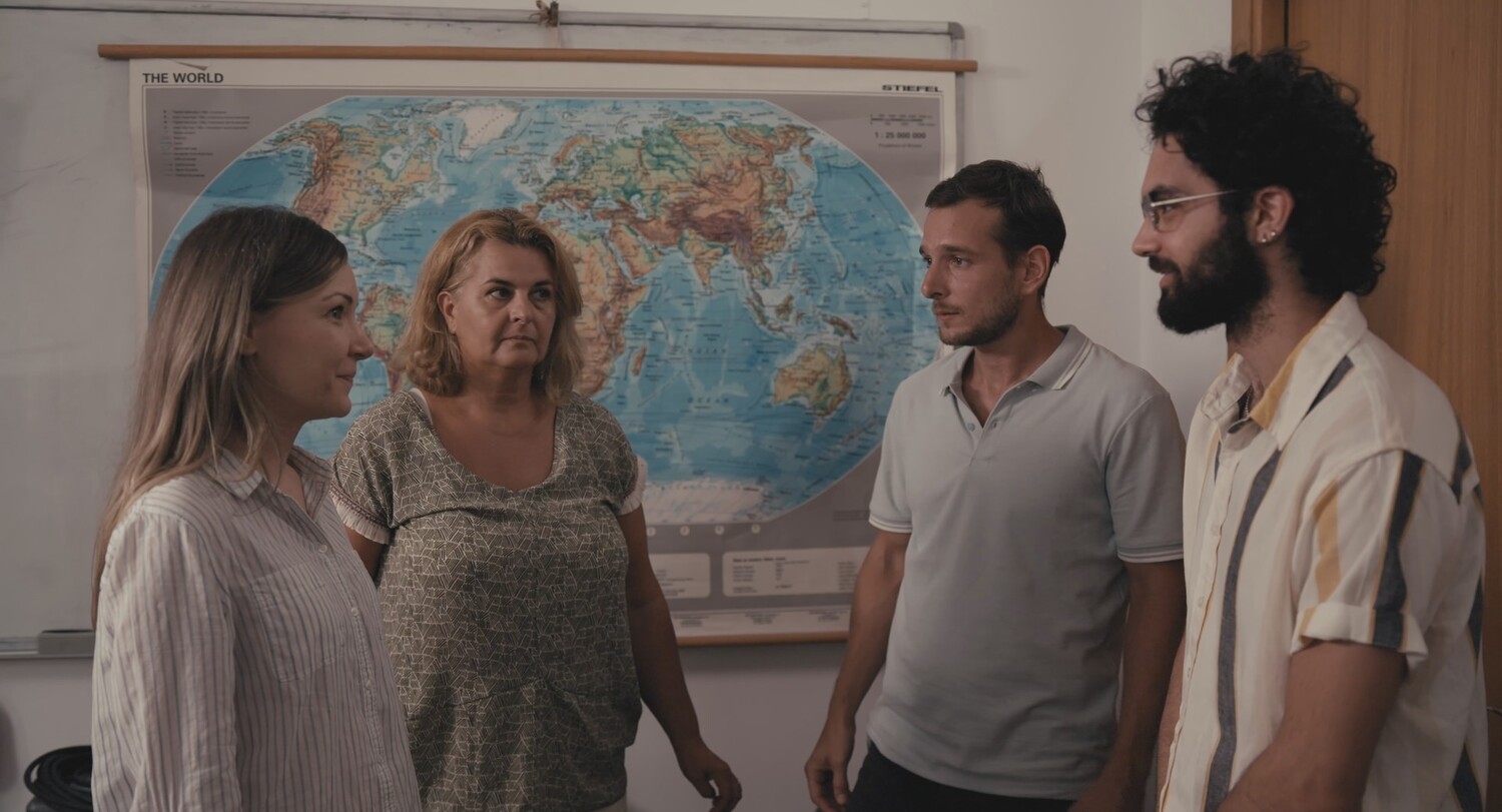 „Cazul Samca”, primul fake true crime românesc, transformă hărțuirea din școli într-o anchetă cu miză socială. Regizorii filmului „Cazul Samca”: „Ar fi bine să nu transformăm suferința în spectacol”