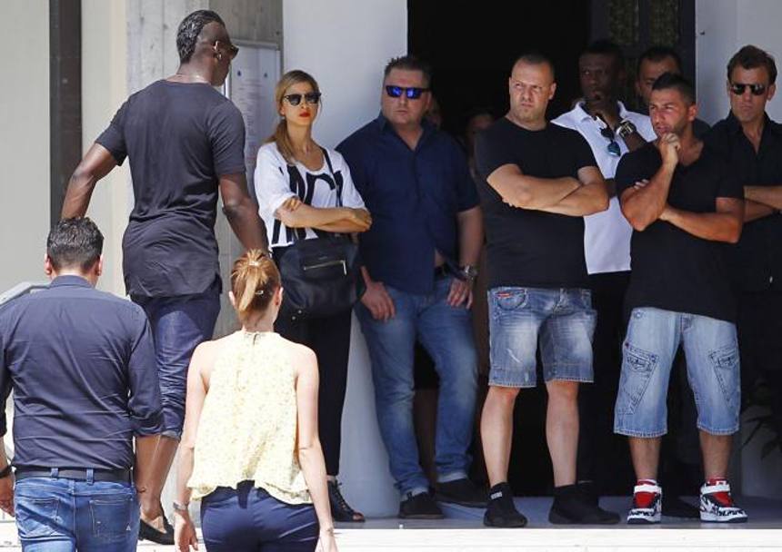 Mario Balotelli și-a înmormântat tatăl adoptiv. I-a fost alături și cel mai important impresar din Italia / GALERIE FOTO