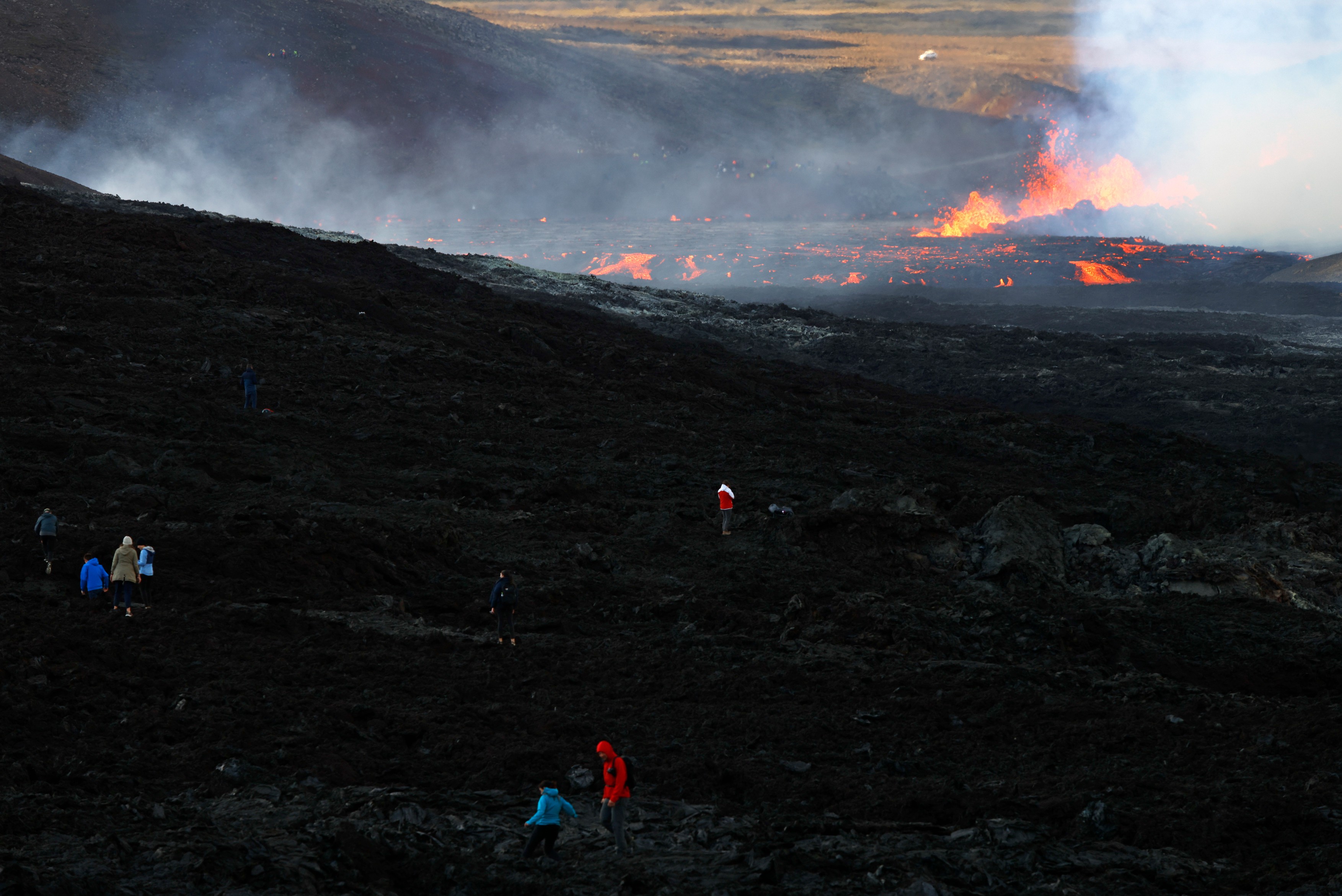O erupție vulcanică din Islanda, atracție turistică pentru mii de oameni: „Am început să plâng. E atât de frumos”