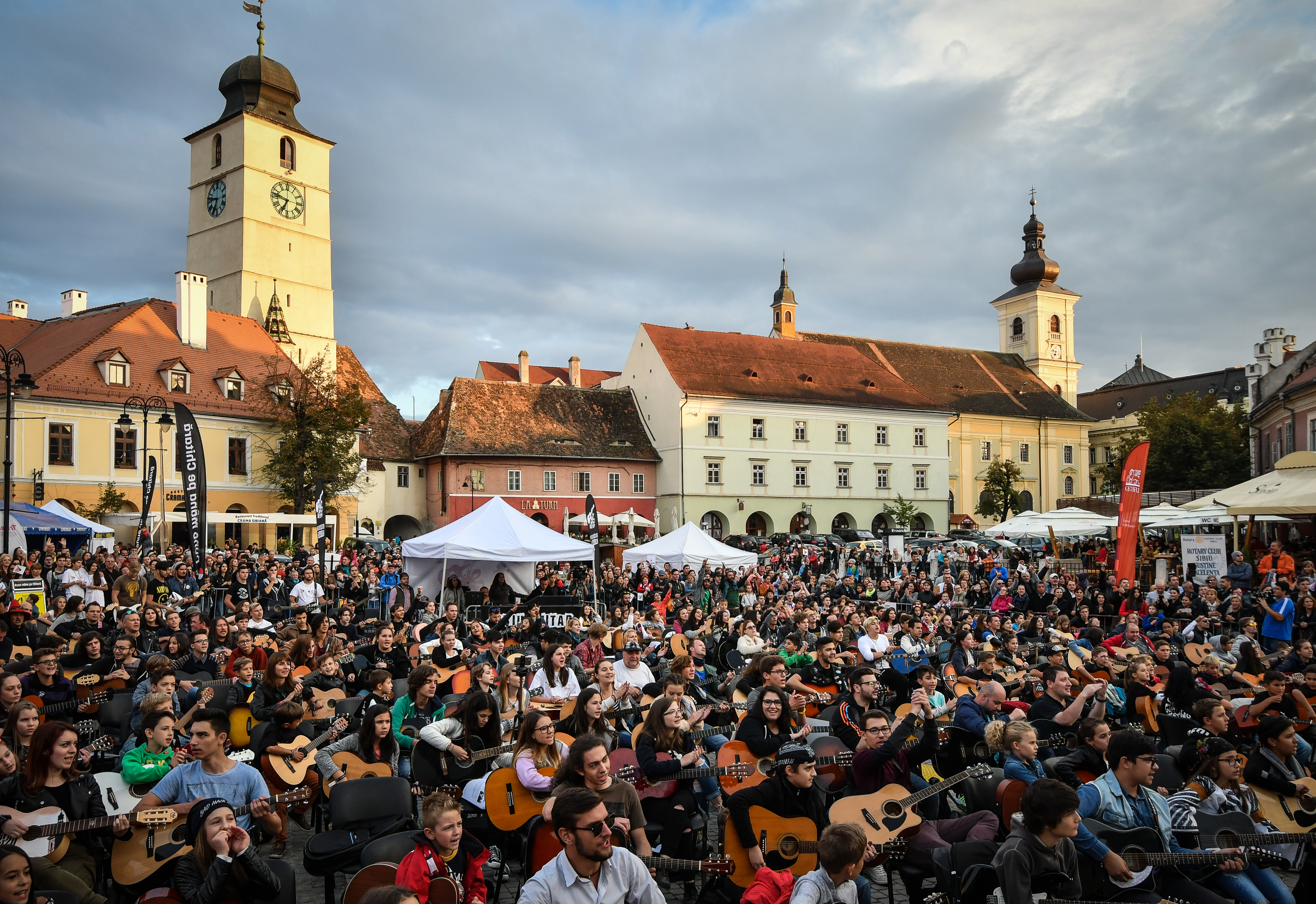 Sute de tineri şi-au acordat chitarele şi au cântat la unison la Sibiu FOTO&VIDEO