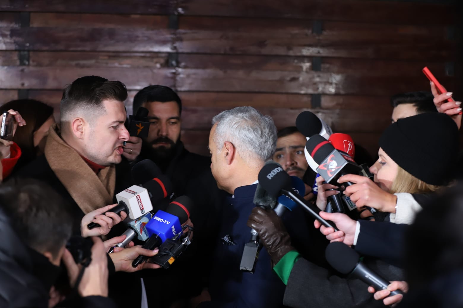 Călin Georgescu a chemat presa la poartă, dar a refuzat să răspundă la întrebări. Jurnaliștii: „Și Vladimir Putin răspunde”