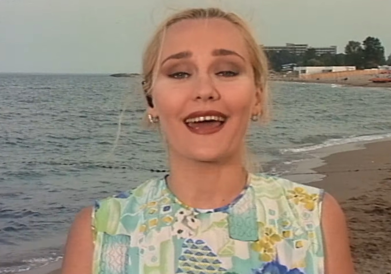 Imagini de arhivă cu Elena Lasconi. Cum arăta înaintea anilor 2000, când era corespondent PRO TV