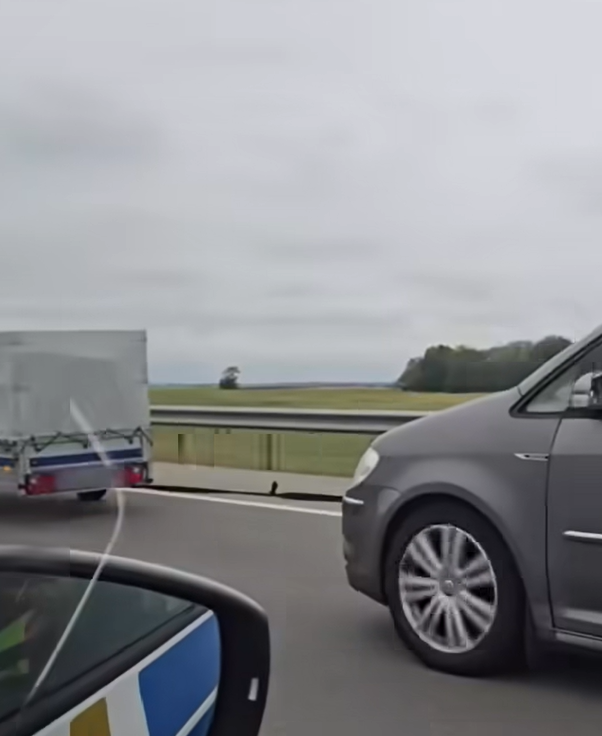 Horrorkaraván: utánfutóhoz csomózott biztonsági övvel, 100 km/ó sebességgel vontattak egy lerobbant autót a sztrádán - videó