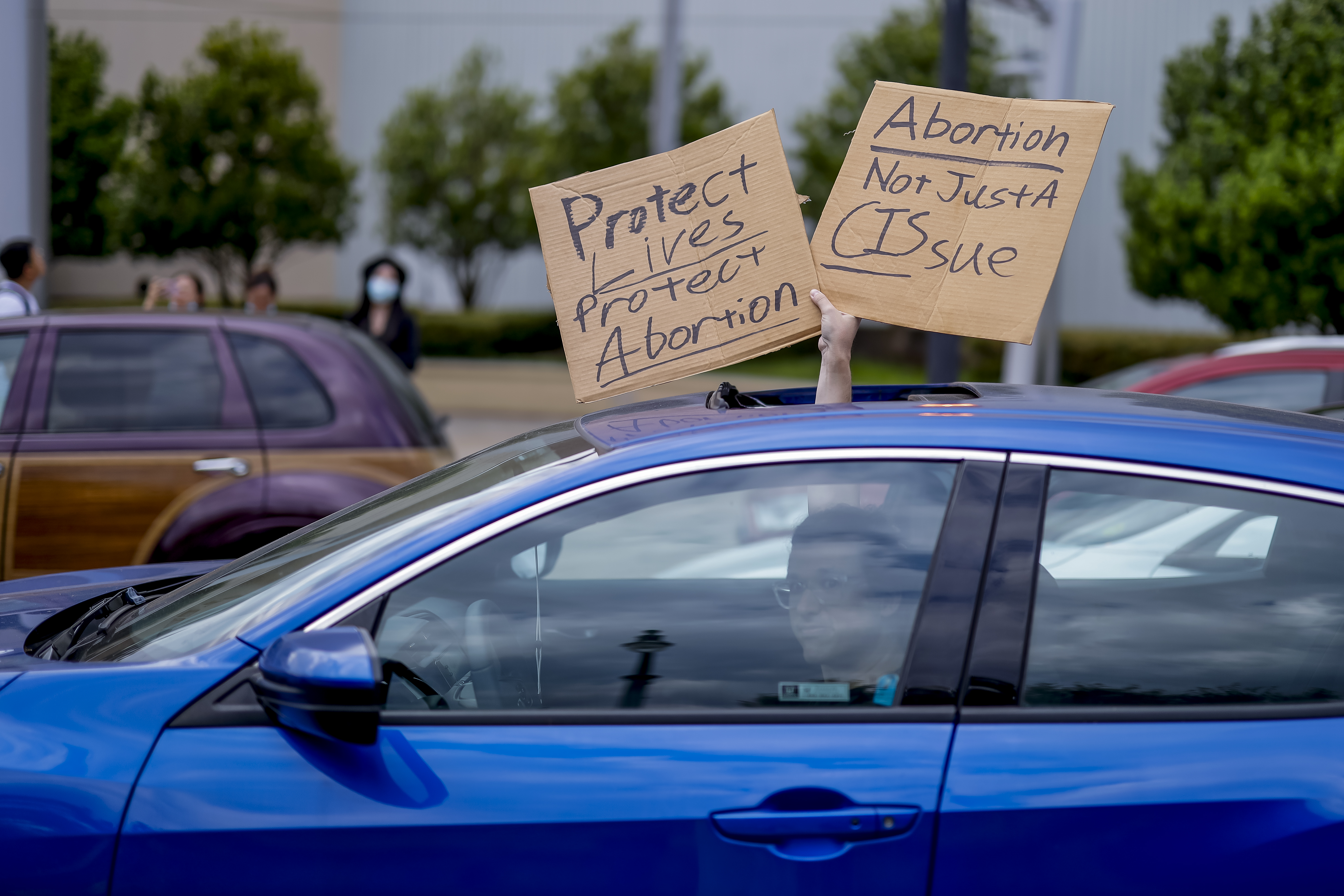 A doua zi cu proteste masive în SUA față de eliminarea dreptului constituțional la avort. În paralel,  activiștii „pro-life” au sărbătorit în stradă