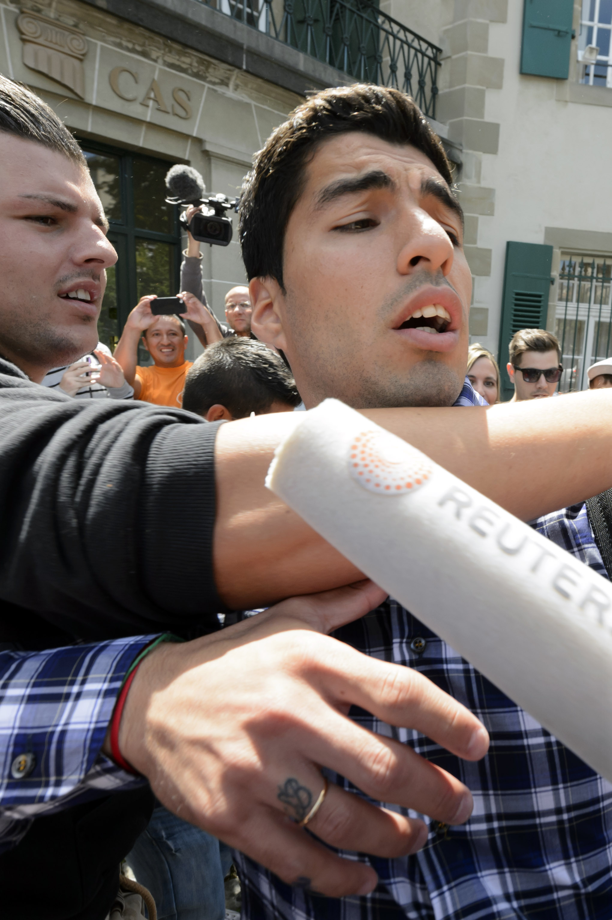 GALERIE FOTO / Luis Suarez provocat să muşte din nou, un fan i-a băgat mâna în gură