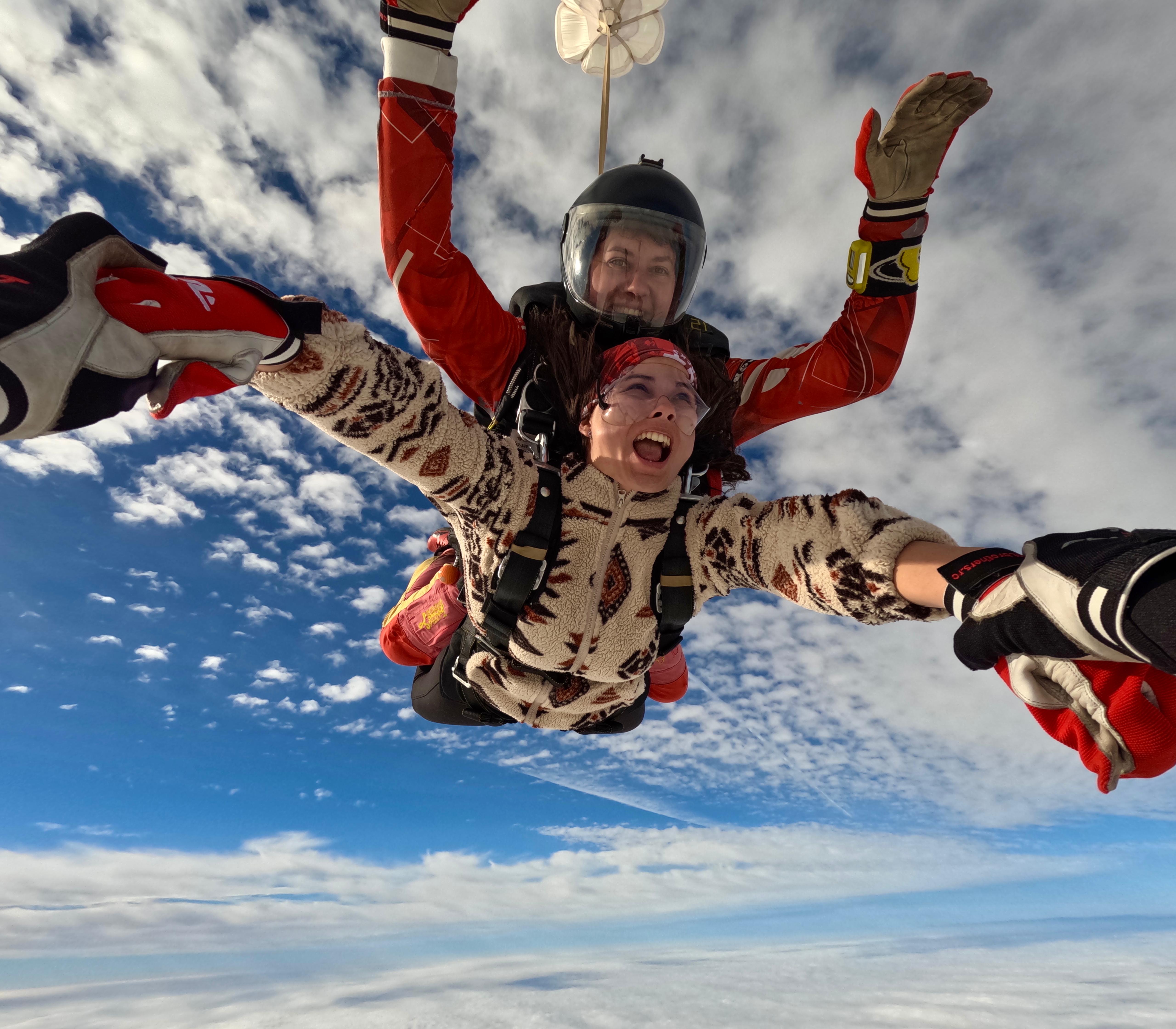 Saltul în tandem, cea mai simplă modalitate de a experimenta intensitatea căderii libere la 200 km/h. Unde s-a deschis sezonul la parașutism