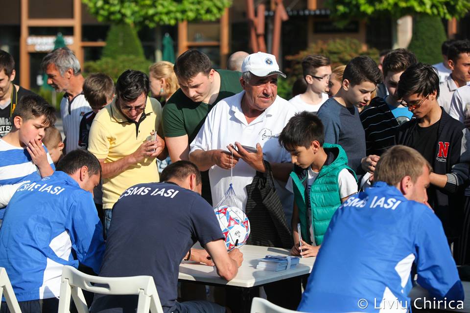 Ieșenii au făcut o sesiune de autografe înaintea meciului cu Steaua / GALERIE FOTO