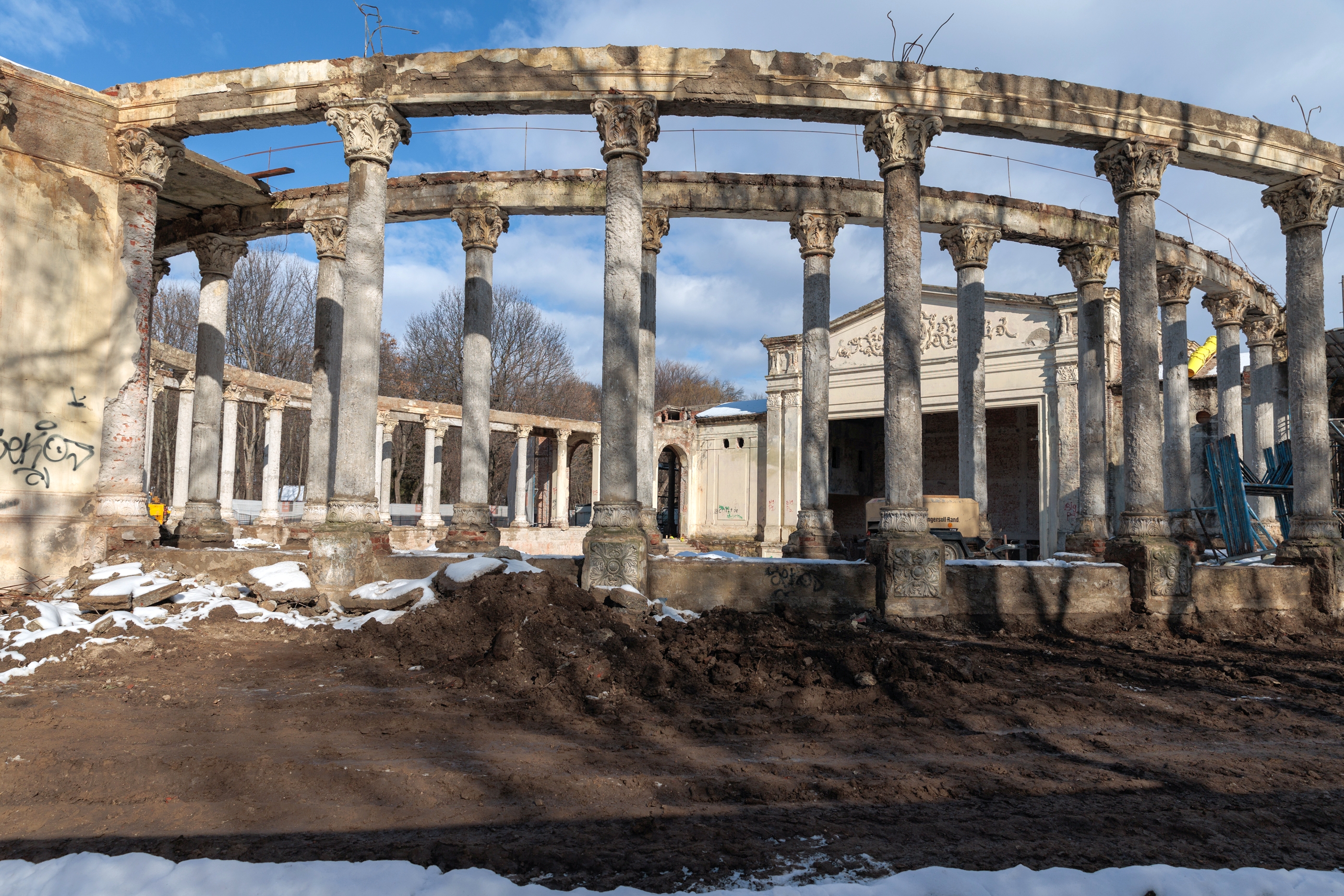 Primarul sectorului 1, Clotilde Armand, a trecut la realizările din mandat „reconstrucția teatrului de vară Bazilescu”, când acolo este încă șantier