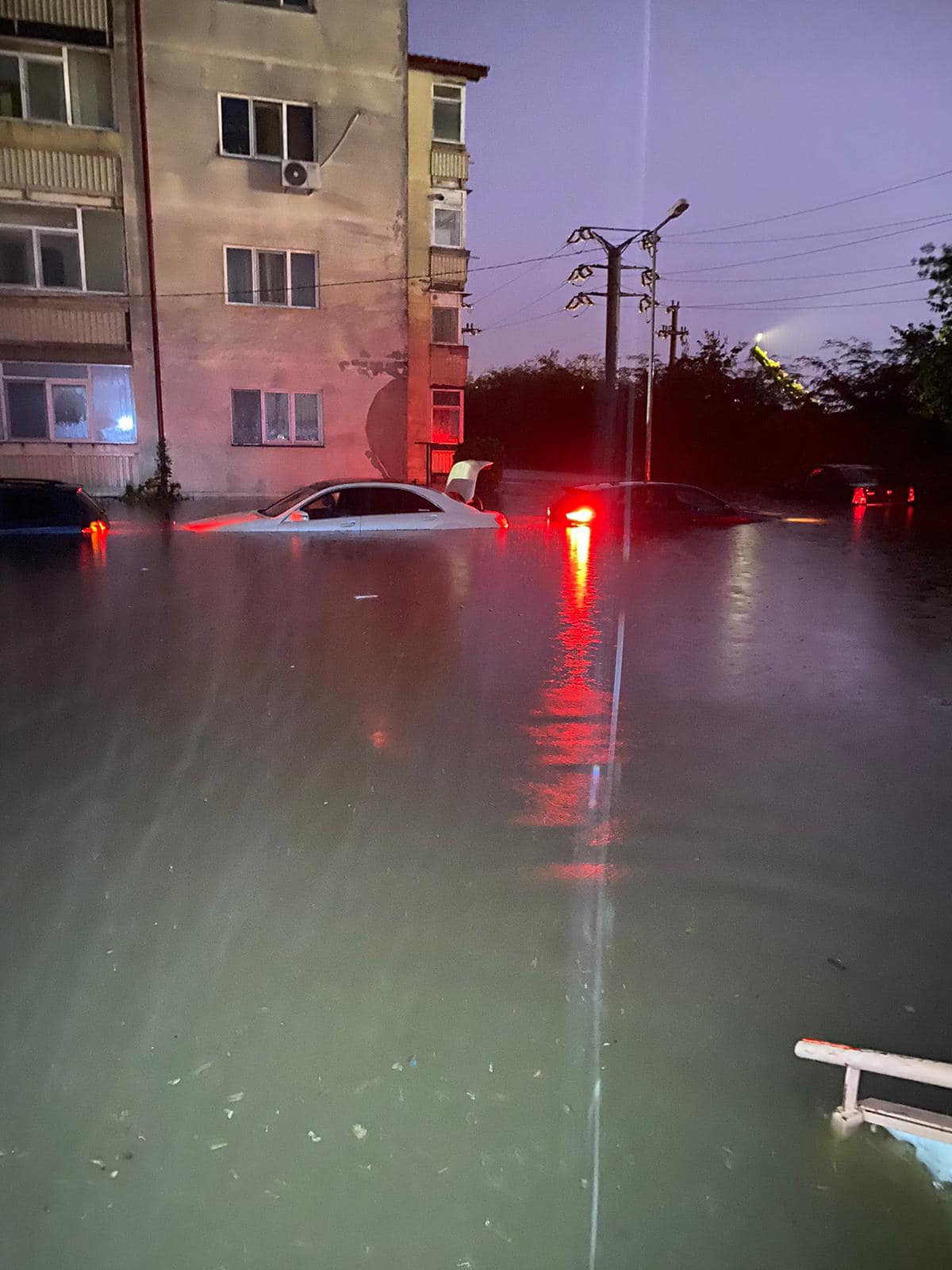 Urmările ploilor puternice de pe litoral. La Mangalia au căzut 200 l/mp. Maşini luate de apă, inundaţii în mai multe staţiuni: dezastru la Venus şi Vama Veche | FOTO