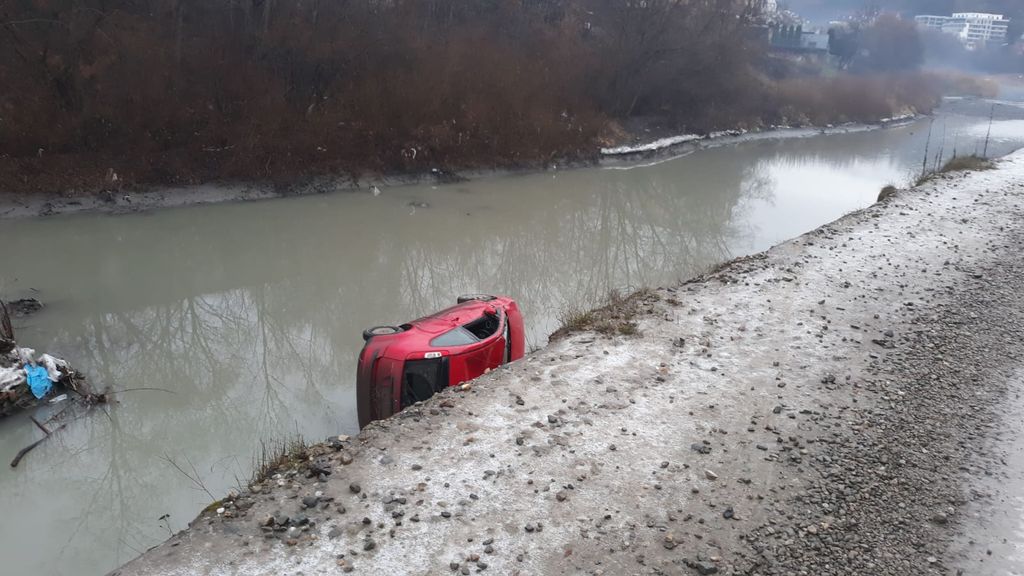 Primăria din Bistrița, amendată după ce o șoferiță  s-a răsturnat cu mașina în albia unui râu