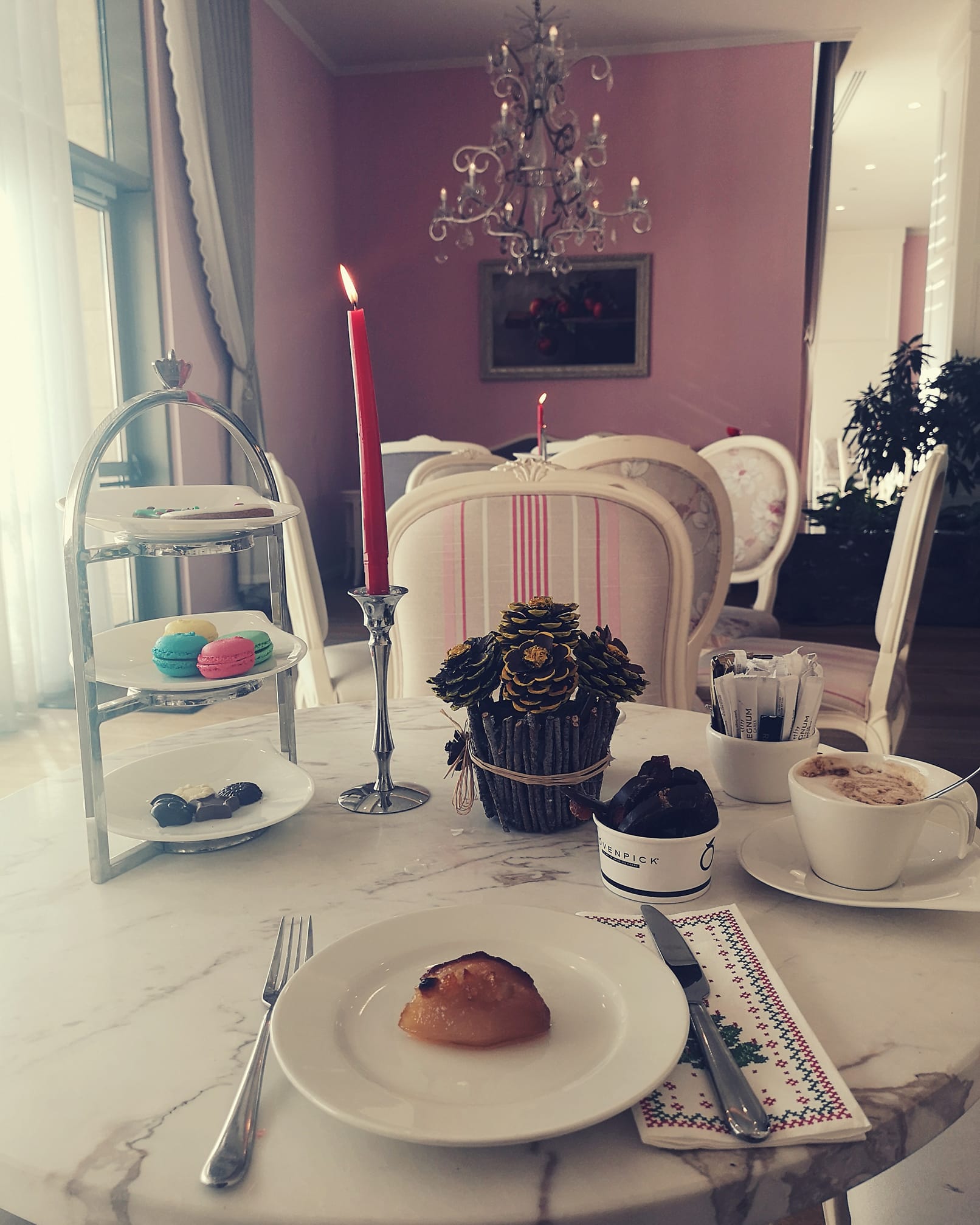 Imagini cu casa în care locuiește Romanița Iovan. Are mobilier unicat în vila de lux din Primăverii