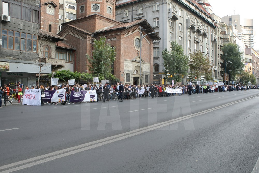 GALERIE FOTO/ Marş împotriva violenţei domestice, în Bucureşti: "Împreună pentru siguranţa femeilor"