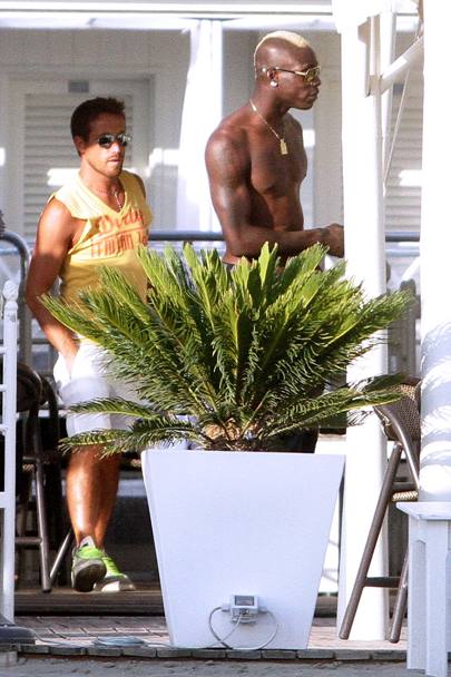 Balotelli, la mare cu prietenii și cu două fete! ^O ”traduce” pe Fanny?