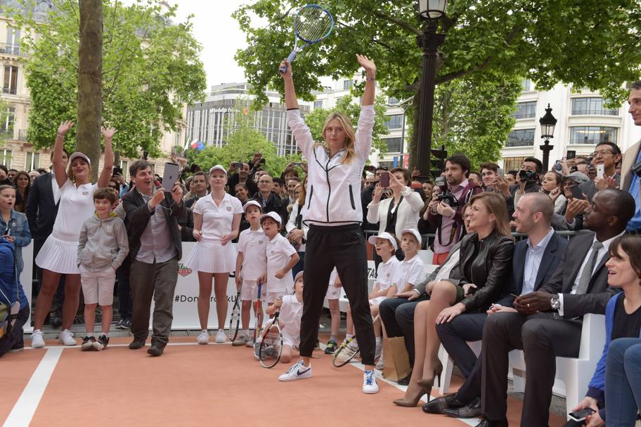 La Paris, rusoaica Maria Sharapova a dat în mintea copiilor / GALERIE FOTO