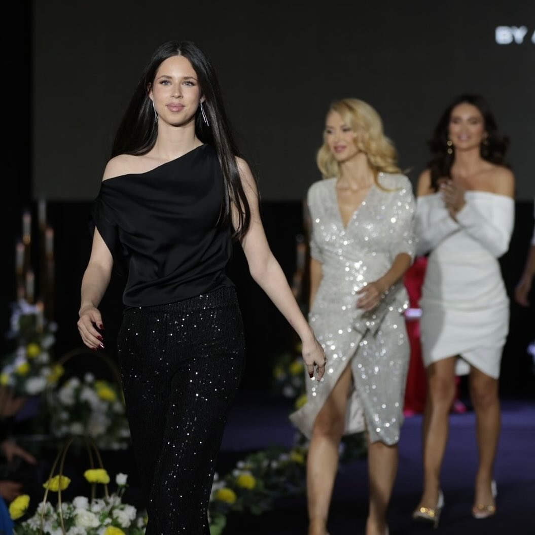 Cum s-a pozat fata Andreei Marin și a lui Ștefan Bănică jr în camera ei. Violeta poartă un maiou negru și e machiată discret