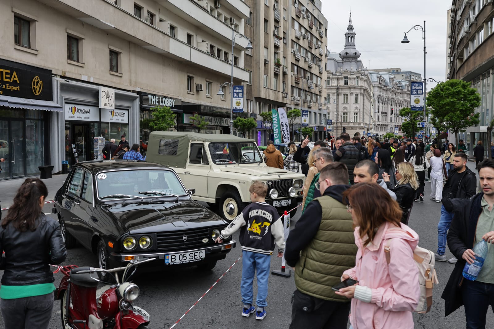 Expoziție cu mașini de epocă la București, pe Calea Victoriei. Printre exponate și un ARO folosit de Nicolae Ceaușescu