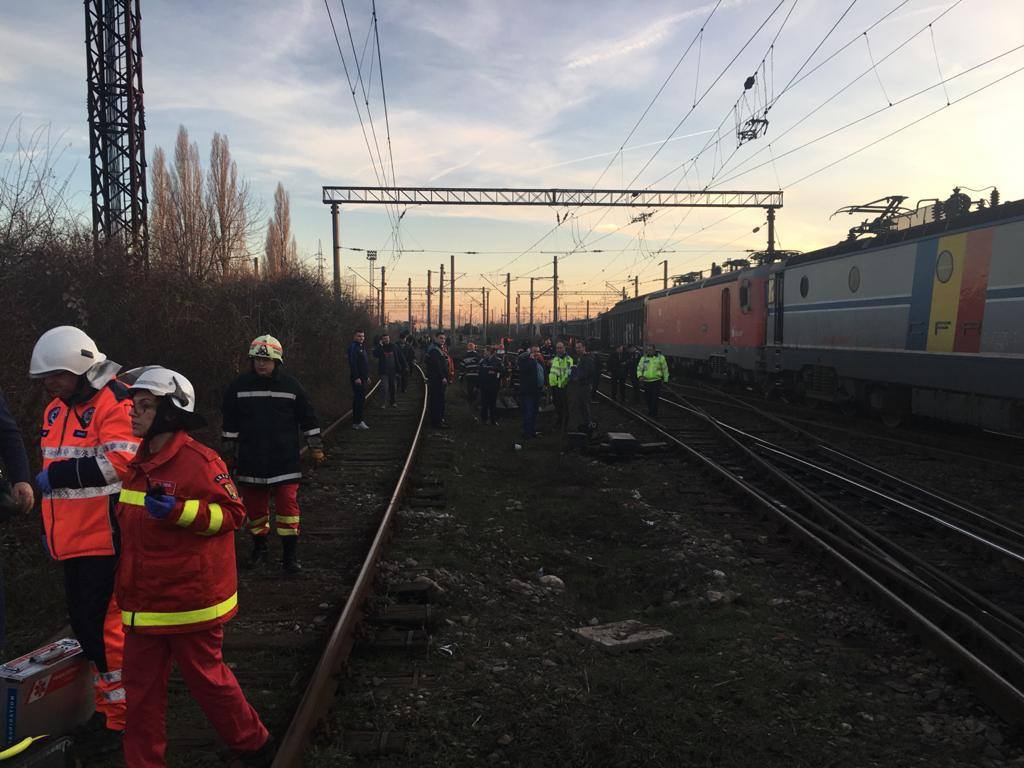 UPDATE | Accident feroviar soldat cu 11 victime, după ciocnirea a două trenuri între Ploiești și Brazi. Un rănit, dus cu elicopterul la București