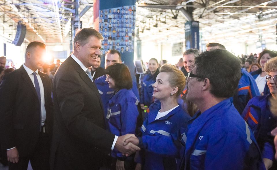 Klaus Iohannis a testat noul Ford EcoSport, cu Simone Tempestini, campionul României la raliu. Președintele, la un pas de a lovi o bordură | FOTO ȘI VIDEO