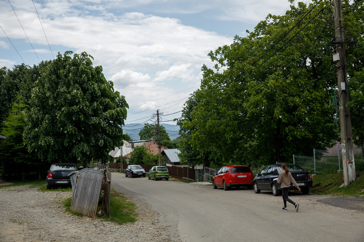 Reportaj în comuna Șotrile, în care fostul primar condamnat pentru pornografie infantilă candidează din nou. „Fata a fost de vină” vs „În ce lume trăim?”