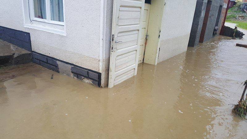Dezastru în țară din cauza furtunilor! Zeci de oameni evacuați din calea apelor